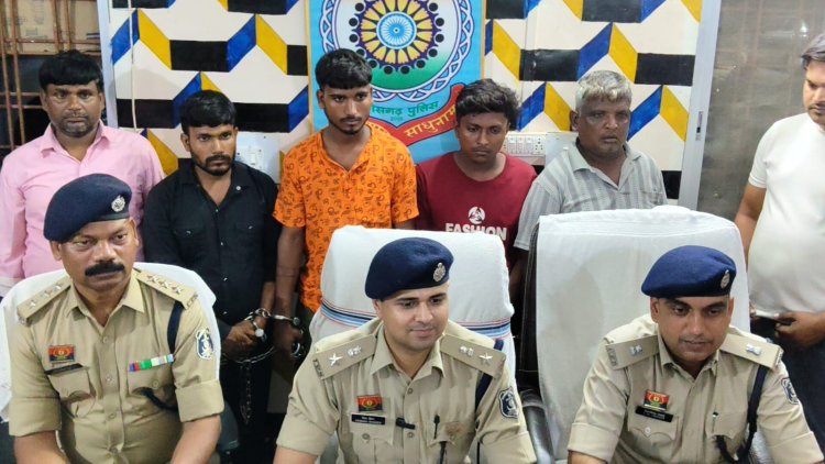 ज्वेलरी दुकान में बड़ी चोरी का खुलासा, अंतरराज्यीय गिरोह के 7 आरोपी गिरफ्तार, नागरिकों ने पुलिस अधिकारियों का किया सम्मान