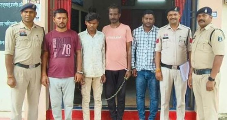 दो बाइक में भरकर ले जा रहे थे अवैध शराब, पुलिस ने दबोचे 4 आरोपी