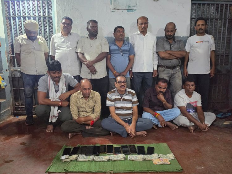 घर में चल रहा था लाखों का जुआ फड़, भिलाई में पुलिस ने छापा मार पार्षद पति सहित 12 लोगों को पकड़ा, नगदी समेत लाखों रुपए का माल जब्त