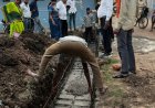 नाली निर्माण में गड़बड़ी मिली तो महापौर ने रुकवाया काम, ठेकेदार को लगाई फटकार