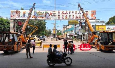 चंद्रा मौर्या चौक से हटाया गया स्वागत द्वार