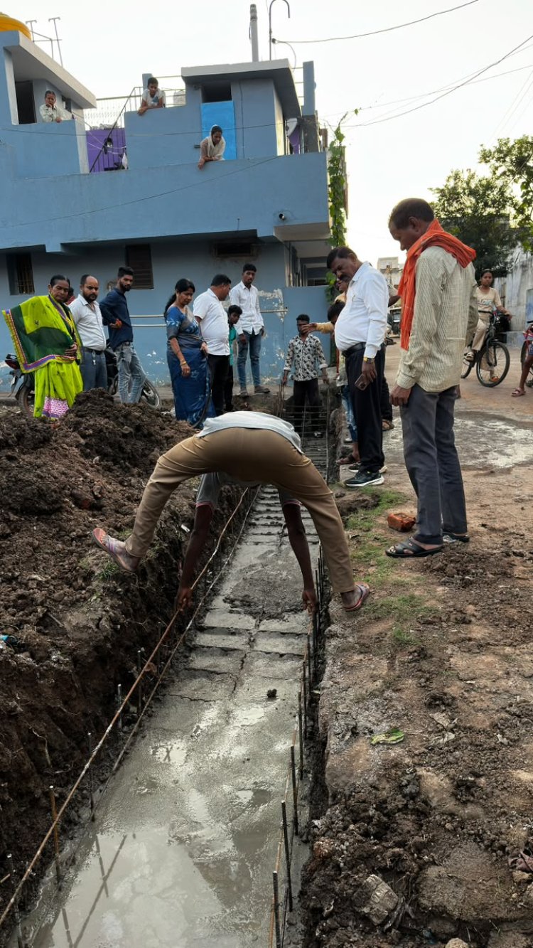 नाली निर्माण में गड़बड़ी मिली तो महापौर ने रुकवाया काम, ठेकेदार को लगाई फटकार