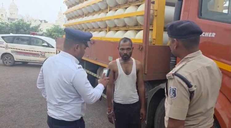 नशे में CNG गैस ट्रक दौड़ा रहा था चालक, इंटरसेप्टर ने पीछा कर पकड़ा