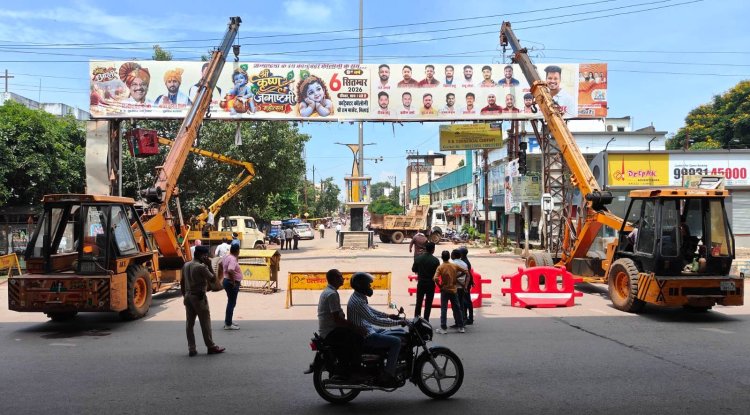 चंद्रा मौर्या चौक से हटाया गया स्वागत द्वार