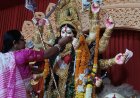 सिंदूर खेला के साथ मां दुर्गा को दी विदाई, महिलाओं ने की सुख-समृद्धि की कामना