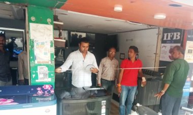 आकाशगंगा मार्केट के बरामदों पर अतिक्रमण की मार्किंग, निगम की कार्रवाई की तैयारी