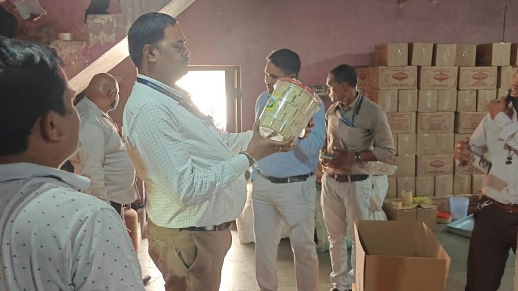 खाद्य विभाग का छापा, गंदगी के बीच बन रहा था पनीर, डेढ़ क्विंटल लड्डू समेत संदिग्ध खाद्य सामग्री नष्ट कराने के निर्देश