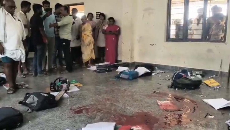 क्लासरूम में चेनसॉ लेकर घुसा युवक, सरकारी स्कूल की दो छात्राओं पर किया जानलेवा हमला,एक छात्रा की हालत गंभीर; दूसरी सहेली को बचाने के प्रयास में घायल