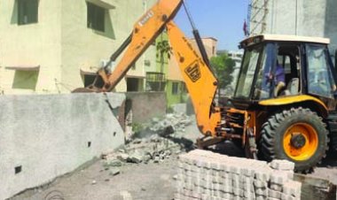 नाले की जमीन पर बने 60 फीट लंबा अपार्टमेंट की दीवार को ढहाया
