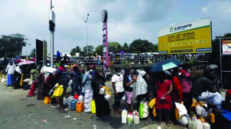 श्रीलंका में गहराया ईंधन संकट, सेना तैनात