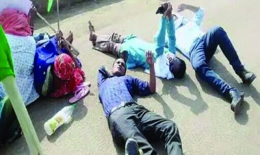 कर्मचारियों ने सड़क पर लेटकर किया प्रदर्शन