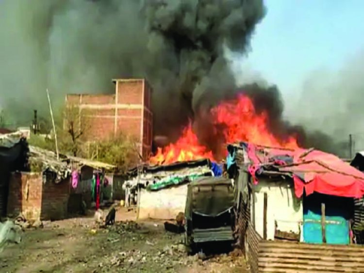 बस्ती में लगी आग से 50 से ज्यादा मकान जलकर खाक