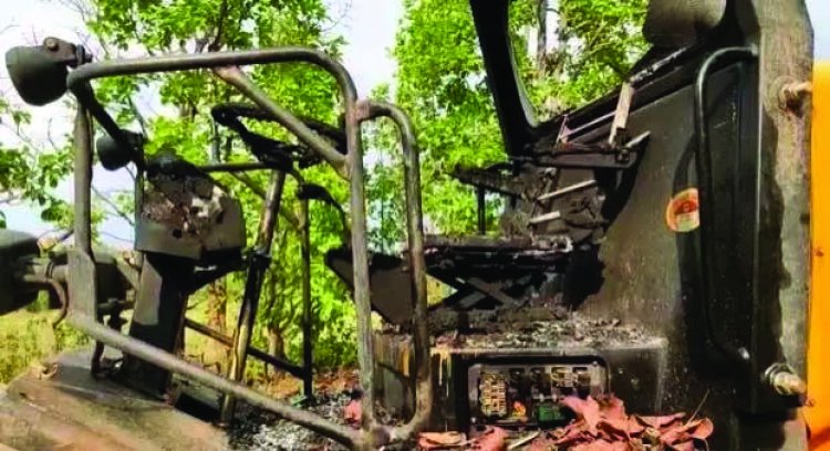 माओवादियों ने 4 वाहनों में लगाई आग