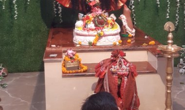 मां काली की महा अभिषेक में शामिल हुए भक्तगण