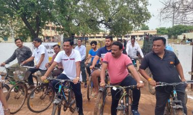 साइकिल से वार्ड भ्रमण पर निकले महापौर ने सुअर पालकों को दी चेतावनी