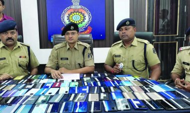 30 लाख रुपये का मोबाइल बरामद