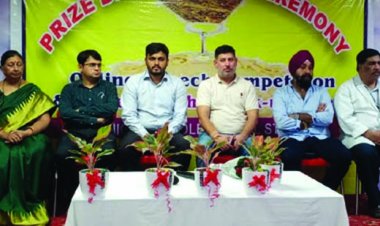 भाषण प्रतियोगिता में मुस्कान व शाइस्ता ने मारी बाजी