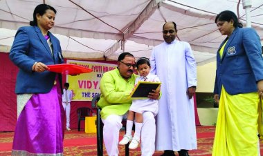 बच्चों को करवाया अक्षारंभ लेखन