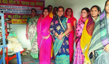 दोना पत्तल निर्माण व व्यवसाय कर महिलाएं बन रही आत्मनिर्भर