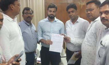 सुपेला से शराब दुकान हटाने कलेक्टर को सौंपा ज्ञापन