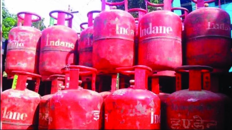 महंगाई का एक और झटका, 50 रुपये महंगी हुई LPG