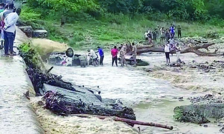 उत्तराखंड में बड़ा हादसा, कार बहने से 8 पर्यटकों की गई जान