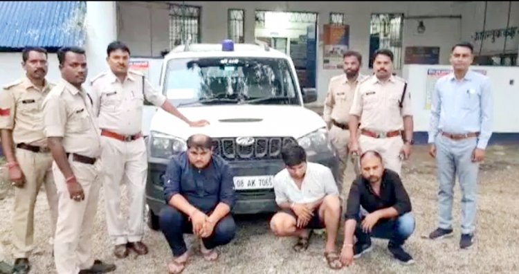 तीन नकली पुलिस गिरफ्तार, AK47 का कारतूस भी मिला