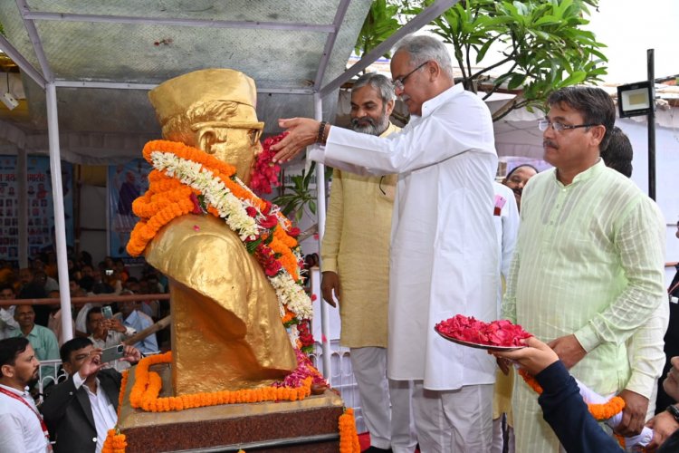 मुख्यमंत्री ने डॉ. खूबचंद बघेल की प्रतिमा पर माल्यार्पण कर उन्हें श्रद्धांजलि अर्पित की