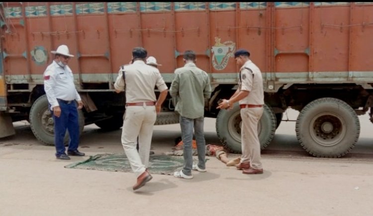 नेहरू नगर चौक में ट्रक की चपेट में आने से एक की मौत, दूसरा गंभीर