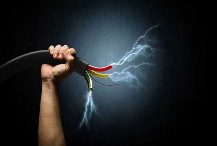 हाईटेंशन तार मरम्मत के दौरान अचानक दौड़ने लगी बिजली,  करंट की चपेट में आने से एक की मौत, 2 गंभीर