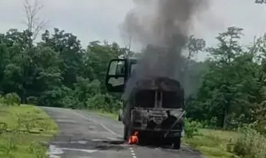निर्माण कार्य में लगे वाहनों को नक्सलियों ने किया आग के हवाले