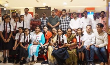 जनप्रतिनिधियों के संग विद्यार्थियों ने देखा गांधी फिल्म