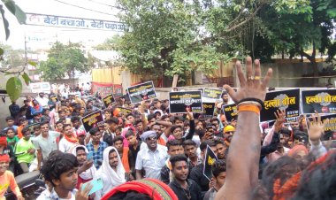 जिला शिक्षाधिकारी की गुमशुदगी का पोस्टर लेकर पहुँचें विद्यार्थी