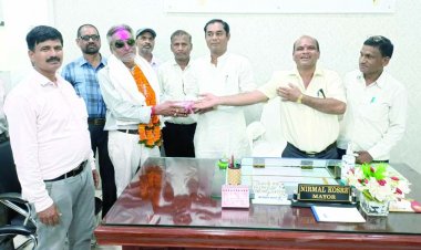 सेवानिवृत्त कर्मचारी को दी गई विदाई