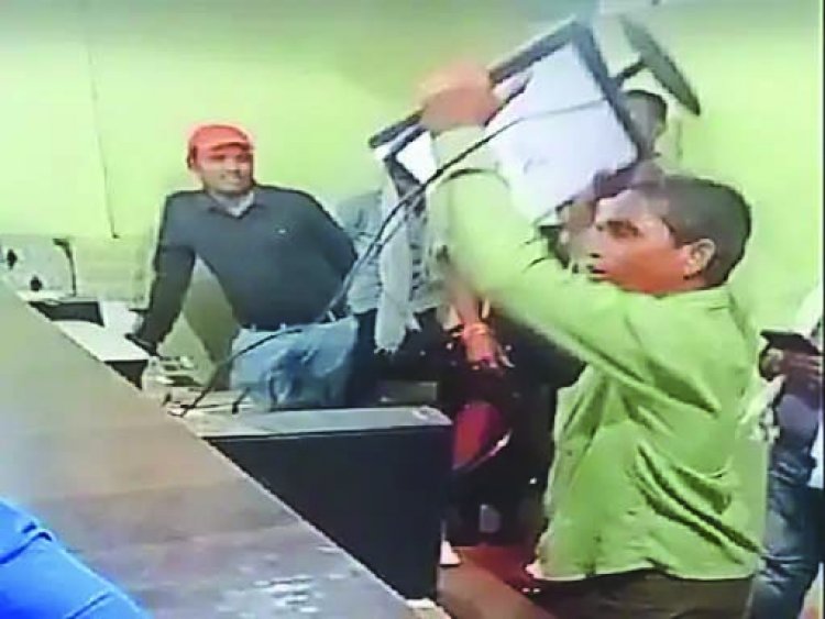 नहीं मिली डीएपी खाद तो किसानों ने  सोसाइटी में रखे कम्प्यूटर को तोड़ा