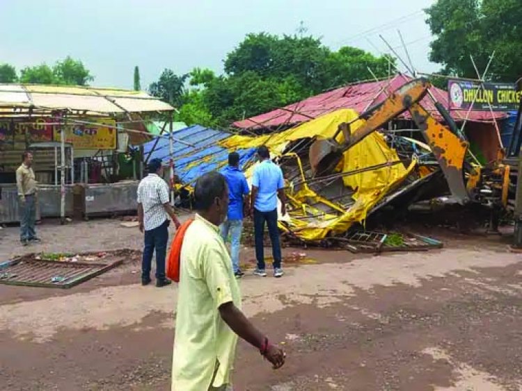 सिविक सेंटर की चौपाटी पर चला BSP का बुलडोजर:नोटिस देने के बाद भी खाली नहीं कर रहे थे लोग