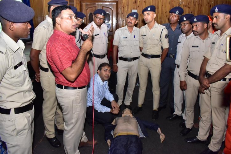 दुर्ग पुलिस के जवानों और अधिकारियों  को दिए गए आपातकाल के दौरान जान बचाने की टिप्स