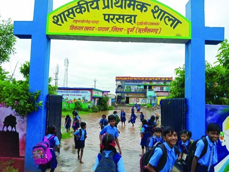 स्कूल परिसर में भरा बारिश का पानी, विद्यार्थी हुए परेशान 