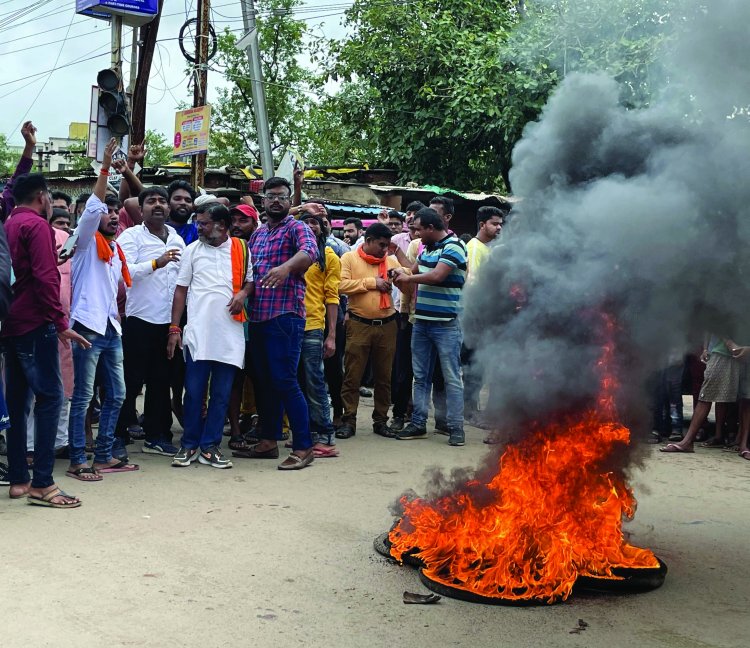 गड्ढे ने ली मासूम की जान, भाजपा ने चक्काजाम कर किया प्रदर्शन