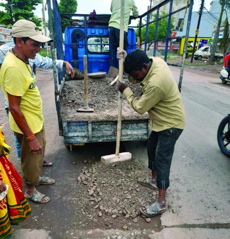 बच्ची की मौत के बाद जागा प्रशासन, भरे जा रहे शहर के गड्ढे