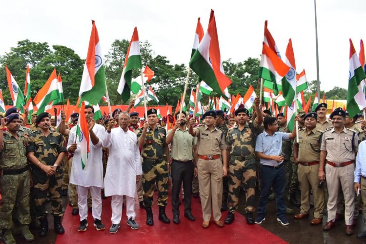 हमर तिरंगा अभियान के तहत शहीदों के परिजनों को किया गया सम्मानित