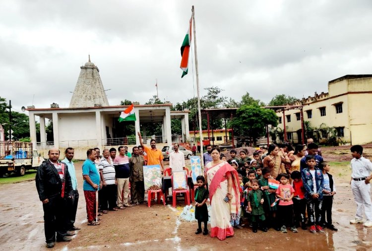 कालीबाड़ी प्रांगण में ध्वजारोहण कर शहीदों को किया नमन