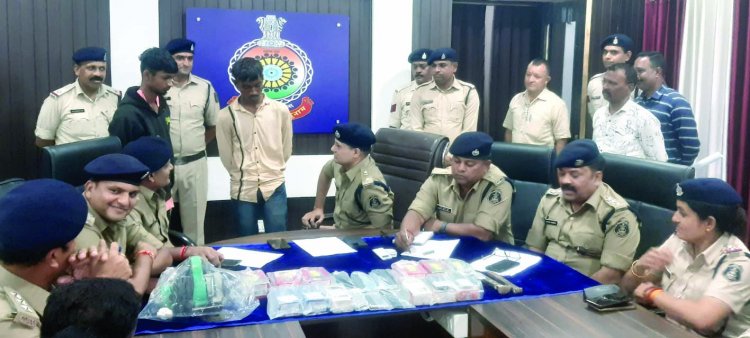 दुर्ग जिले में 11 चोरी का खुलासा, नाबालिग निकला  मास्टर माइंड, एटीएम लूटने के दौरान सीसीटीवी में हुआ कैद, 3 आरोपी गिरफ्तार