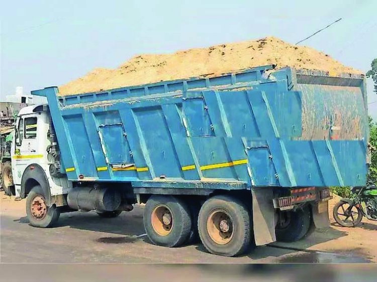 रेत का अवैध परिवहन करते दो ट्रक पर कार्रवाई, विभाग ने लगाया 1.14 लाख का जुर्माना