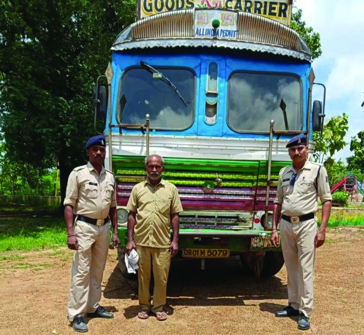 ट्रक में भरा अवैध कबाड़ जब्त, चालक गिरफ्तार