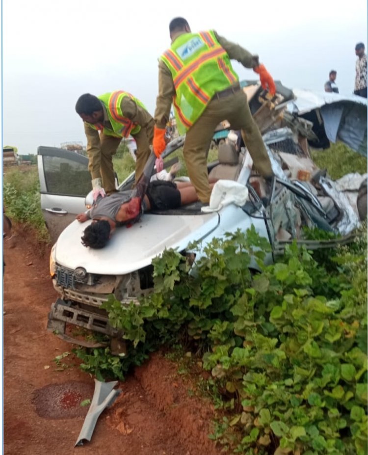 दुर्ग बायपास रोड तेज रफ्तार कार ने डिवाइडर तोड़कर विपरीत दिशा से आ रही ट्रक को मारी ठोकर, दो कॉलेज छात्र की मौके पर मौत एक  गंभीर