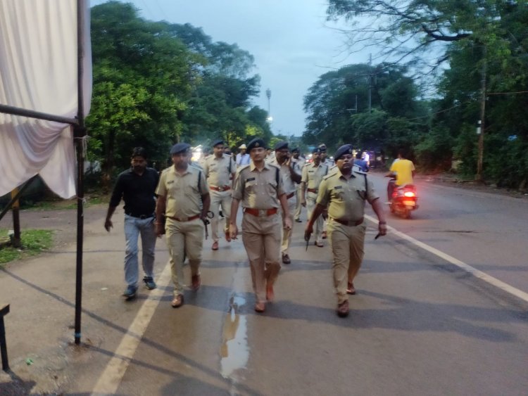 पुलिस अधीक्षक दुर्ग ने अधिकारियों के साथ किया पैदल पेट्रोलिंग
