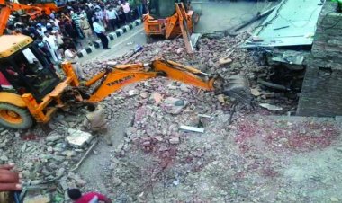 जम्मू के जानीपुर में गिरी इमारत, लोगों के दबे होने की आशंका के बाद रेस्क्यू जारी