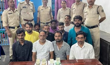 ढाई लाख नकदी के साथ 11 जुआरी पकड़ा गया