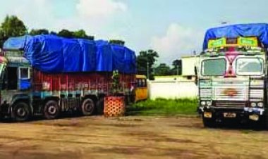 छत्तीसगढ़ से अवैध रूप से झारखंड में धान सप्लाई करने ले जाते 2 ट्रक जब्त